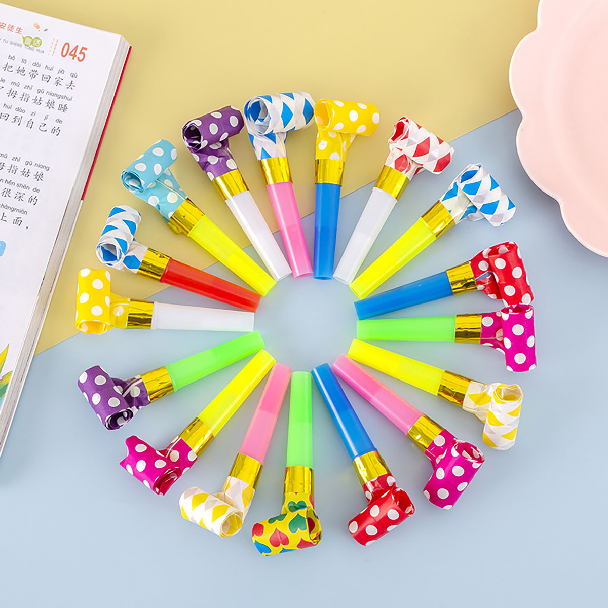 Party Games Engagement - 子供のためのカラフルなホイッスルおもちゃ、面白いおもちゃ、吹くドラゴンのホイッスル、ブローロールのおもちゃ、赤ちゃんのパーティーゲーム、幼児のための誕生日プレゼント、30個