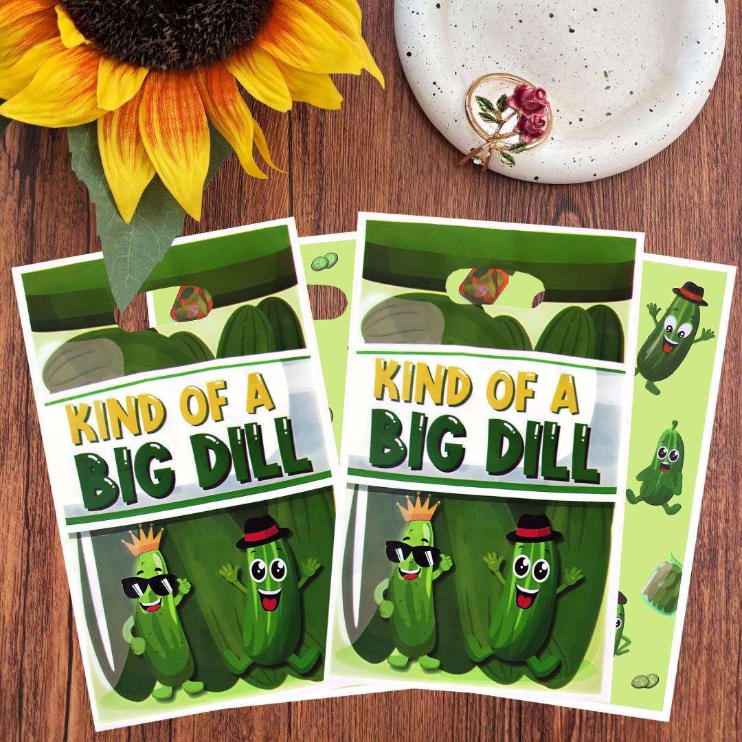 Party Games Engagement - 20個/40個入り グリーンギフトバッグ、漫画キュウリデザイン、文字「Kind of a Big Dill」入り、漫画ギフトバッグ、ホリデーイベントやパーティー、漫画をテーマにしたパーティー、パーティー用品、小さなパーティーギフトバッグに最適。