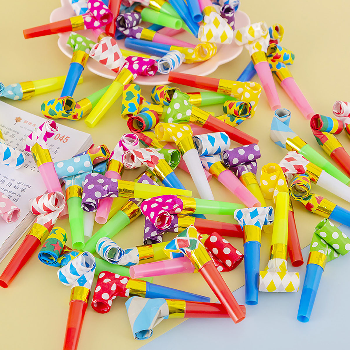 子供のためのカラフルなホイッスルおもちゃ、面白いおもちゃ、吹 - Party Games Engagement のレビューと価格